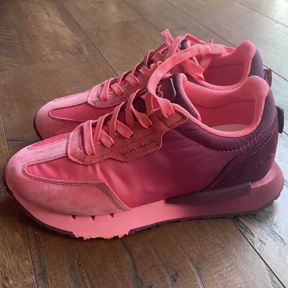 Mark Nason woman’s Upper Cut Classic Jogger pink size 9.5 shoe
